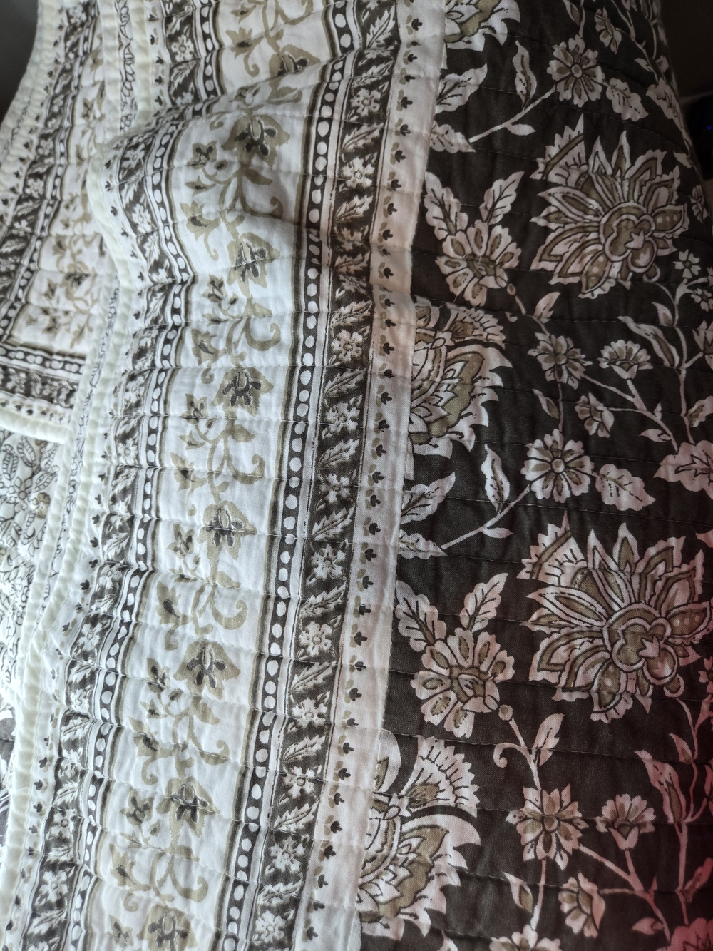 NWOT Levtex REVERSIBLE Brown and White Floral Quilt & 2 Shams - Picture 14 of 15